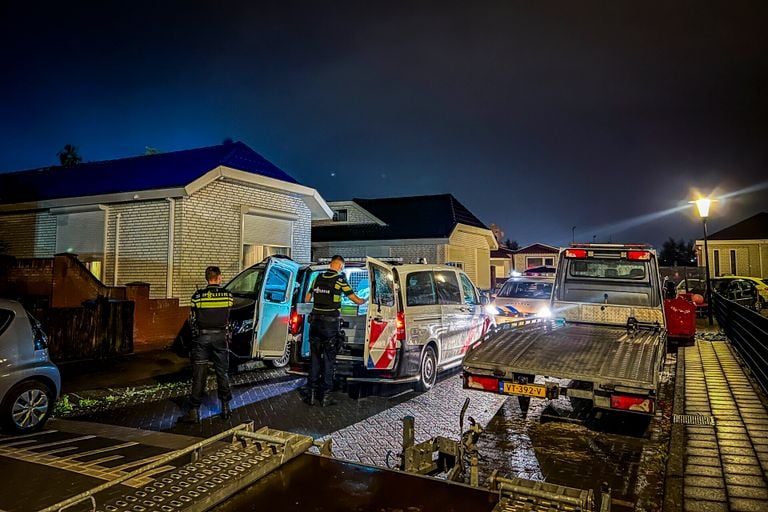 De politie op het woonwagenkamp aan het Orgelplein in Eindhoven.