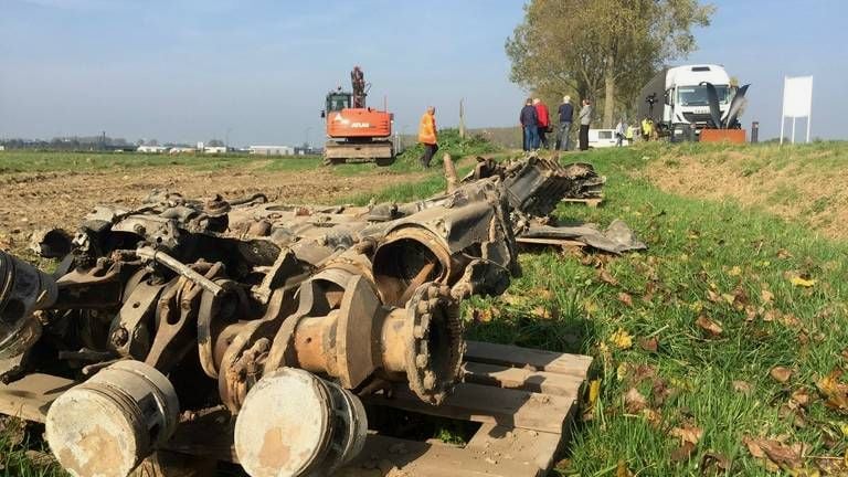 Resten van de in 1944 neergestorte bommenwerper bij Werkendam werden in 2014 geborgen.