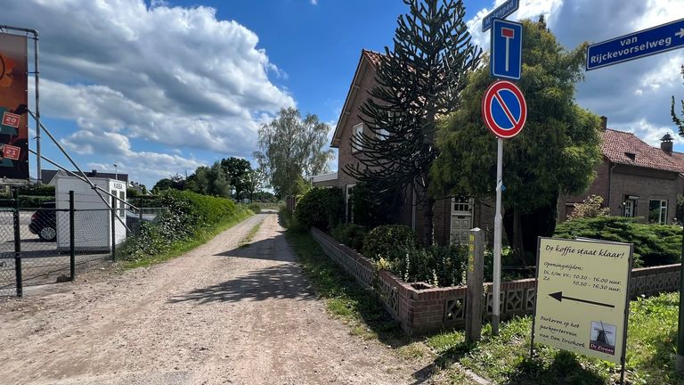 Aan het begin van het pad staat alleen een bord met het verzoek om ergens ander te parkeren. Een verbodsbord ontbreekt (foto: Megan Hanegraaf).