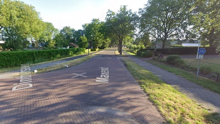 De fietser werd aangereden op de kruising van de Dintherseweg met de straat Maxend in Nistelrode (afbeelding: Google Streetview).