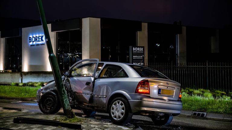 De auto raakte zwaar beschadigd (foto: SQ Vision/Jack Brekelmans).