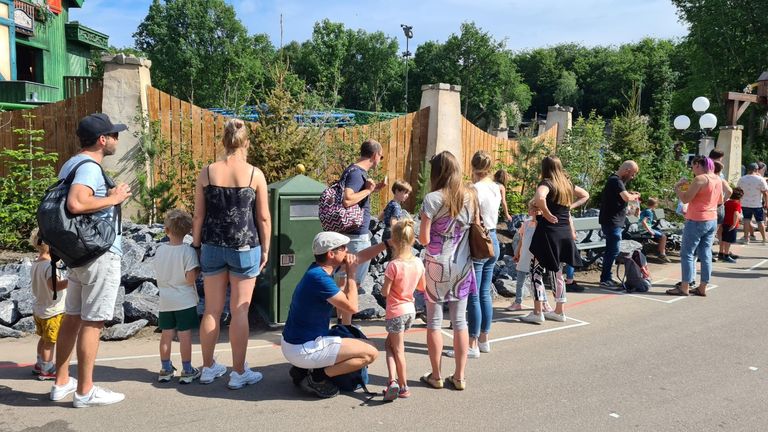 Medewerkers negeren mensen die fout staan.