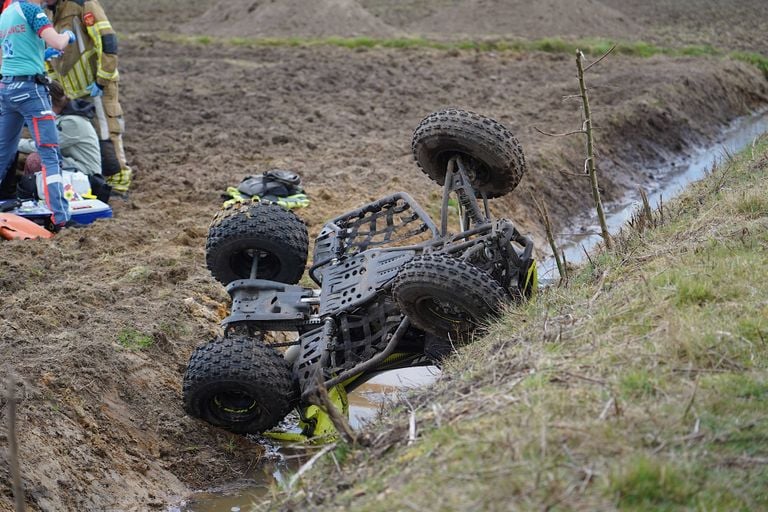 Quad belandt in sloot in Diessen (foto: Jeroen Stuve/Persbureau Heitink)