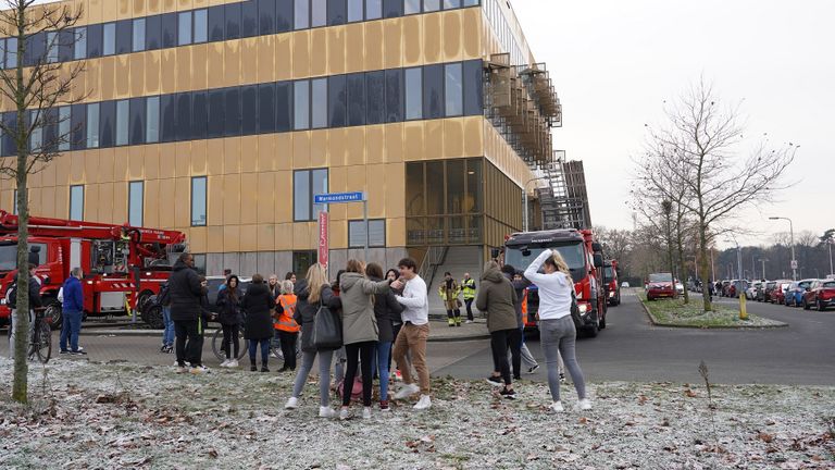 De leerlingen van de school werden vanwege de brand een tijd lang buiten opgevangen (foto: Jeroen Stuve/SQ Vision).