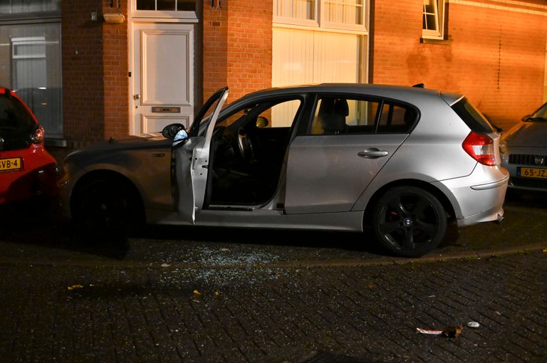 Door de ontploffing sneuvelde een ruit van de auto aan de Oede van Hoornestraat in Breda (foto: Perry Roovers/SQ Vision).