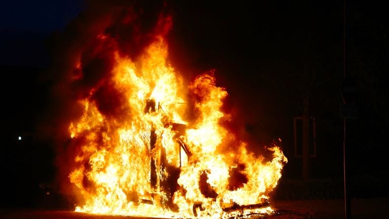 Bakwagen volledig door brand verwoest in Boxtel (Foto: Sander van Gils/SQ Vision)