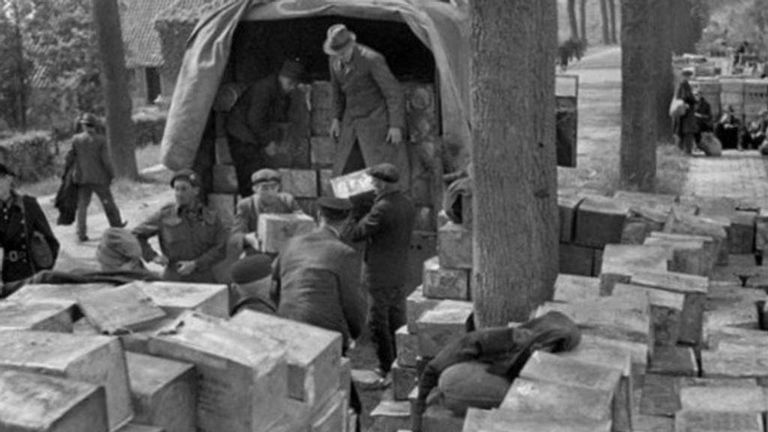 Hulpgoederen ingeladen voor noodlijdende bevolking Holland voorjaar 1945 (foto: archief)