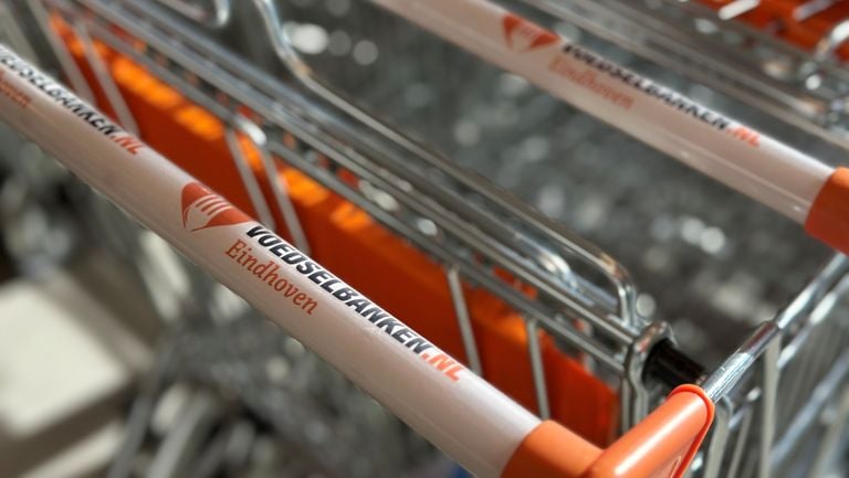 In plaats van pakketten uitdelen, mag er in de Voedselbank Eindhoven nu gratis gewinkeld worden (foto: Rogier van Son). 