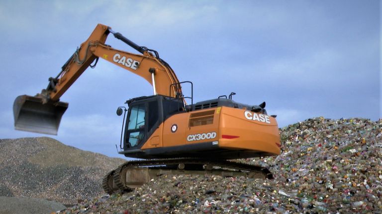 Een graafmachine bij Maltha Glasrecycling op een enorme berg glas. (foto: Raoul Cartens)