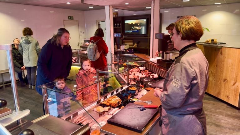 Laatste plakjes worst in de winkel van slagerij Snijders in Gemert (foto: Jan Peels) 