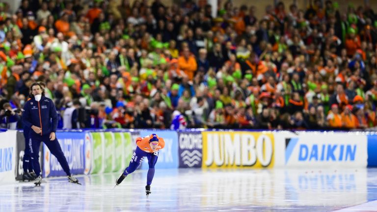 De laatste meters in een vol Thialf (foto: ANP/Olaf Kraak)