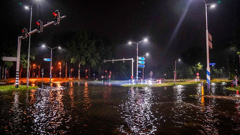 Deze weg veranderde door de hoosbui in korte tijd in een rivier (foto: Sem van Rijssel/SQ Vision).