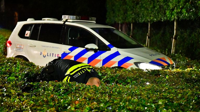 De politie zocht in de bosjes aan de straat Loo in Bergeijk nadat een getuige zei dat de verdachte daarin iets zou hebben weggegooid (foto: Rico Vogels/SQ Vision).