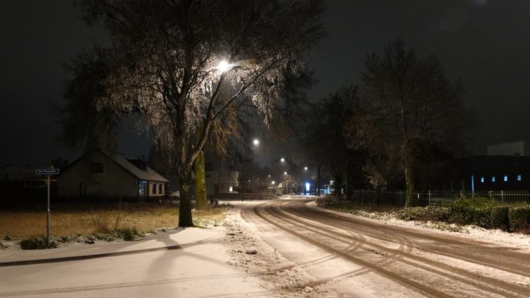 Een sneeuwlaag bedekt Budel  (foto: Ben Saanen).