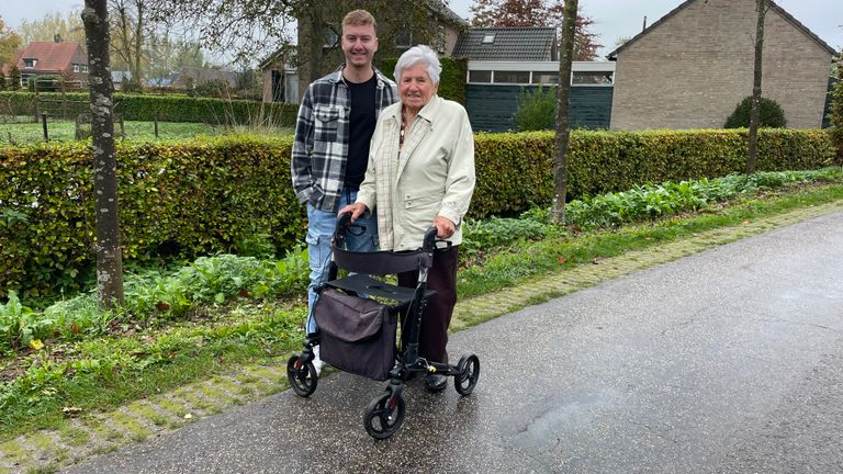 Giel van Kollenburg uit Best met Diny die hij heeft gered.