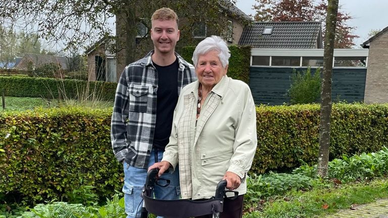 Giel van Kollenburg uit Best met Diny die hij gered heeft.