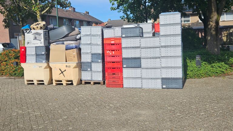 De pallets vol spullen waar een ruimte voor gevonden moet worden (foto: Shanon Schepens).