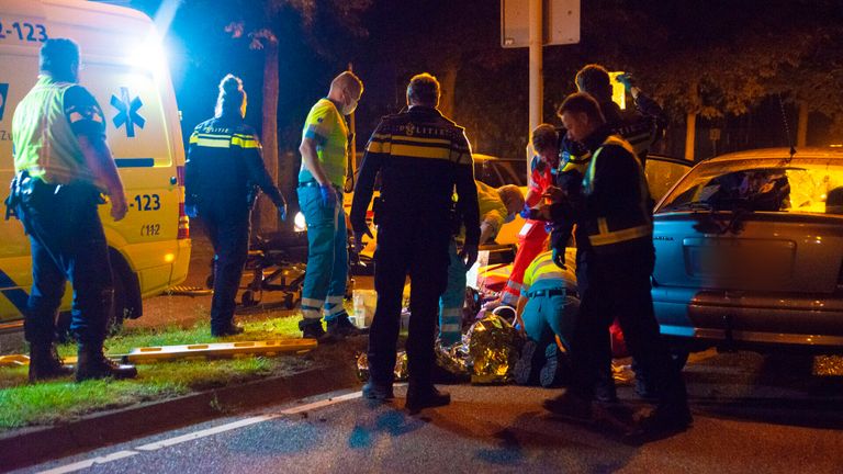 Hulpverleners ontfermden zich over het slachtoffer in Deurne (foto: Walter van Bussel/SQ Vision).