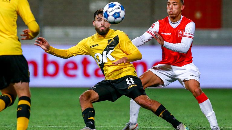 Concentratie bij NAC-speler Mounir el Allouchi (l). (Foto: Orange Pictures). 