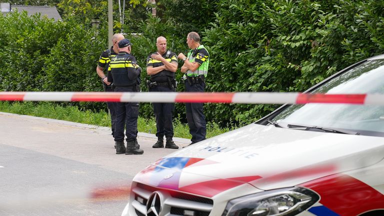 Agenten bespreken de situatie (foto: Gabor Heeres/SQ Vision Mediaprodukties).