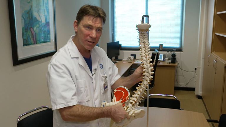 Chirurg Moyo Kruijt laat zien hoe Wessels rug groeide (foto: Jeugdjournaal). 