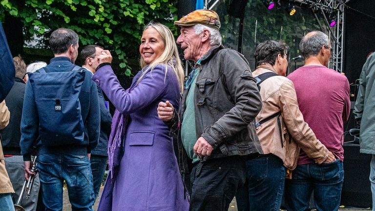 En er wordt genoeg gedanst (foto: Robert Arts).