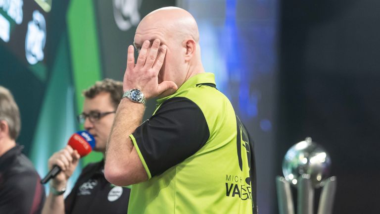 Een balende Michael van Gerwen (foto: PDC, Taylor Lanning).