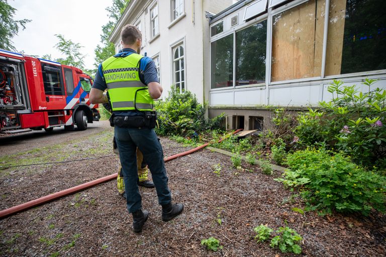 De brandweer pompte in afwachting van Brabant Water het water uit de kelder van de villa (foto: Christian Traets/SQ Vision).