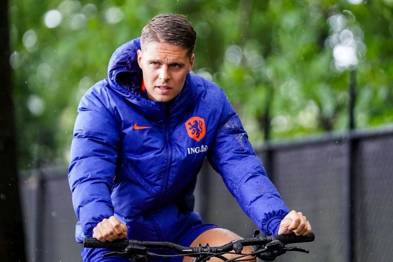 Joey Veerman op de fiets voor een training van het Nederlands elftal (foto: Orange Pictures).
