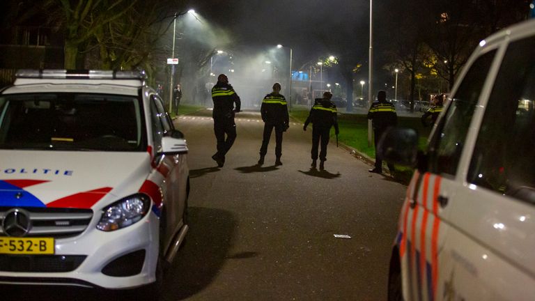 Er was veel politie op de been in de wijk Langdonk in Roosendaal (foto: Christian Traets/SQ Vision).