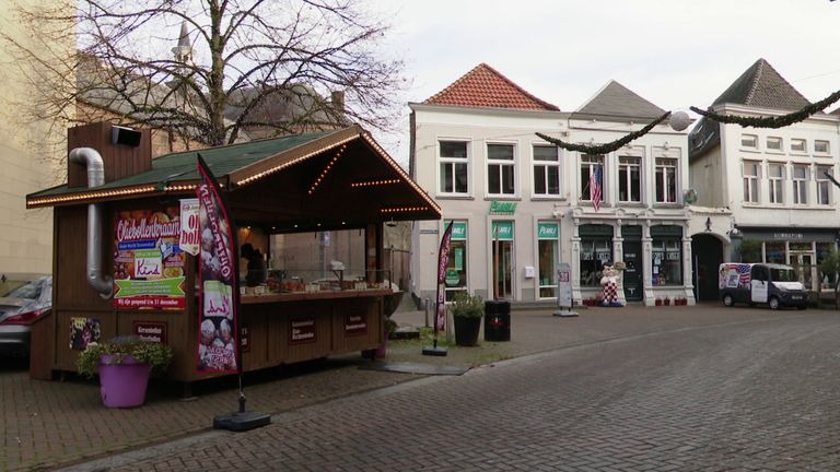 De kraam van Frank naast het Oude Raadhuis in Roosendaal (foto: Erik Peeters)