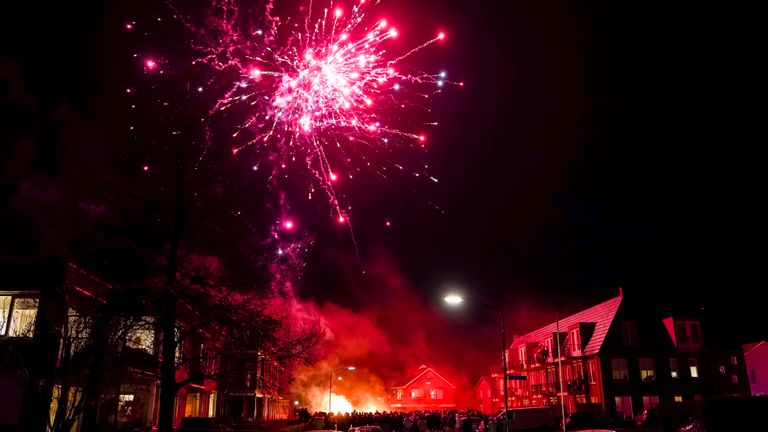 Een correspondent sprak van een onrustige avond en nacht in Veen (foto: SQ Vision).