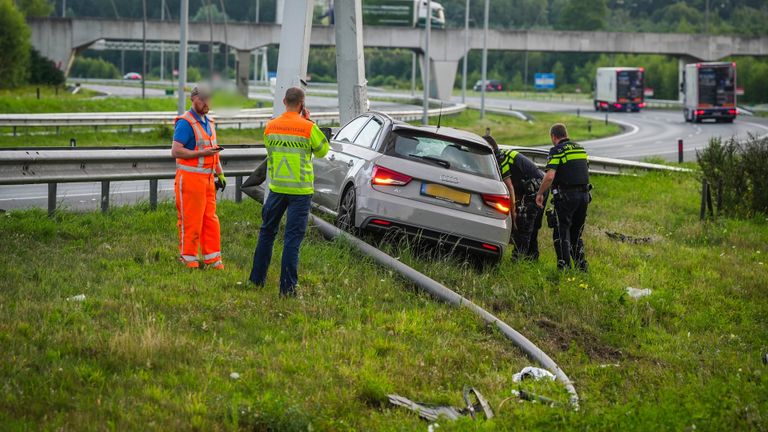 De automobilist reed onder meer een lantaarnpaal uit de grond (foto: SQ Vision).