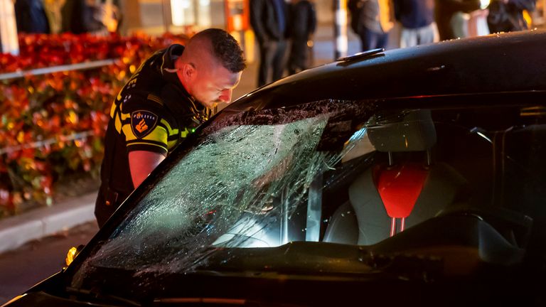 De politie onderzoekt de aanrijding in Oss (foto: Gabor Heeres/SQ Vision).