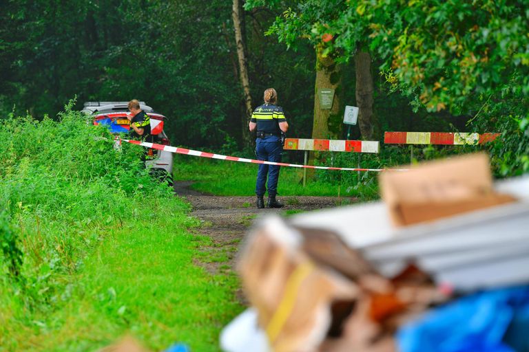 De politie doet onderzoek naar de dumping in Budel (foto: Rico Vogels/SQ Vision).