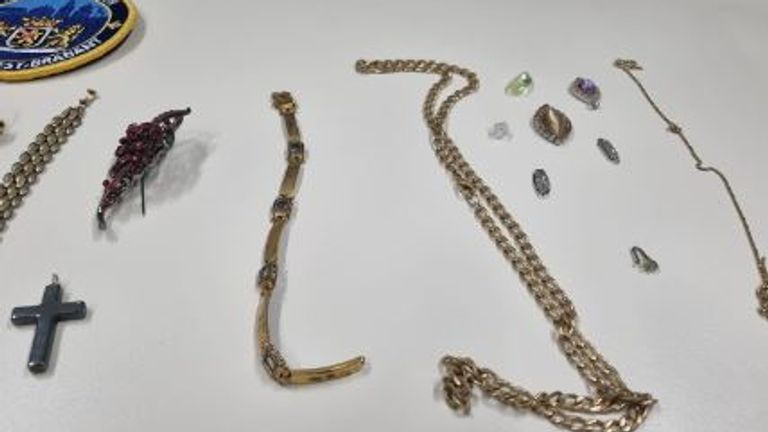 Nog meer gevonden sieraden (foto: Instagram wijkagenten Woensdrecht en politie Bergen op Zoom). 