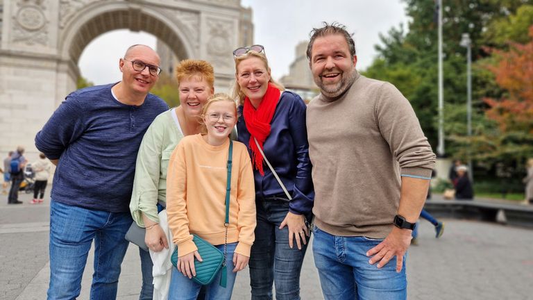 De 11-jarige Liese verkent de stad, hier zijn ze in Washington Square Park (foto: Noël van Hooft)