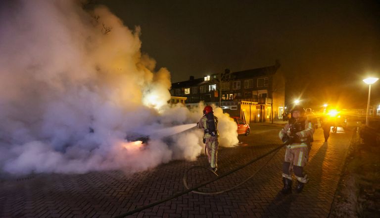 Het rookte flink bij het blussen (foto: Arno van der Velden/SQ Vision).