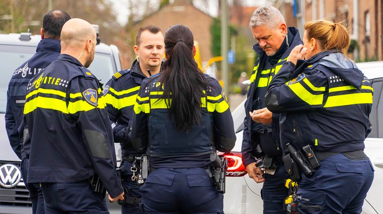 Politie in overleg (foto: Gabor Heeres/SQ Vision).