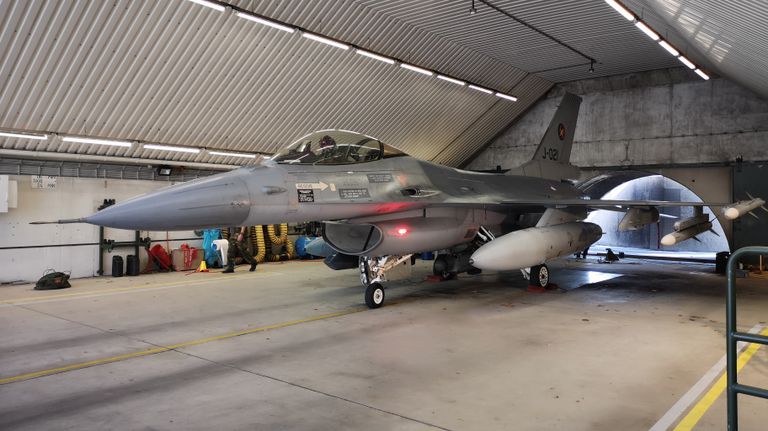 De F-16 met daaronder de raketten (foto: Ferenc Triki)