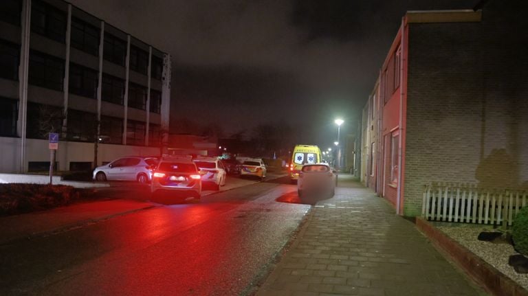 Ambulance en politiewagens in de Begijnenstraat (foto: Persbureau SK-Media/SQ Vision).