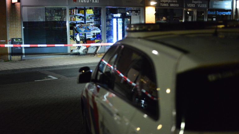 De politie doet onderzoek in en rond Toko Kai in Breda (foto: Perry Roovers/SQ Vision).