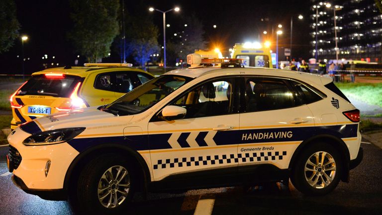 Vanwege het ongeluk werd de weg in Breda tijdelijk afgesloten (foto: Perry Roovers/SQ Vision).