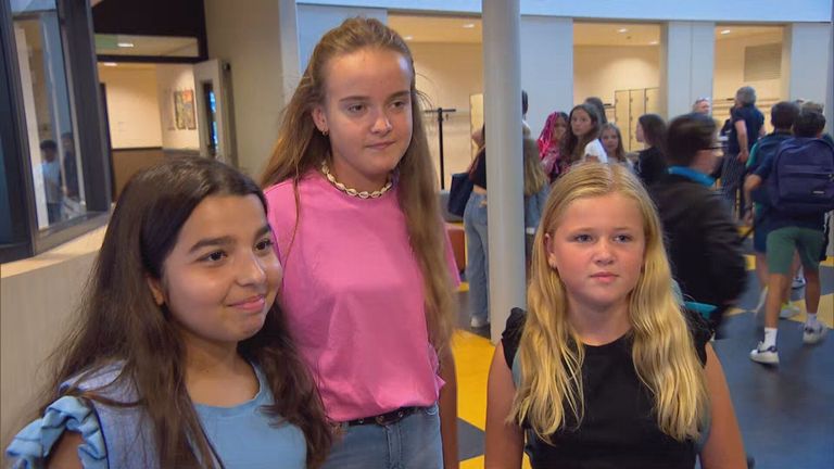 Lieke, Demi en Maud op hun eerste schooldag.