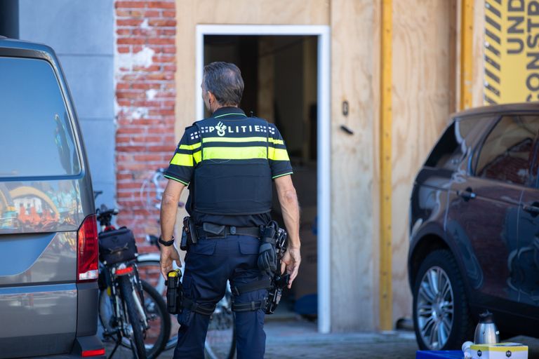 Politie gisteren bij de doorzoeking van een pand aan de Markt in Roosendaal (foto: Christian Traets / SQ Vision)