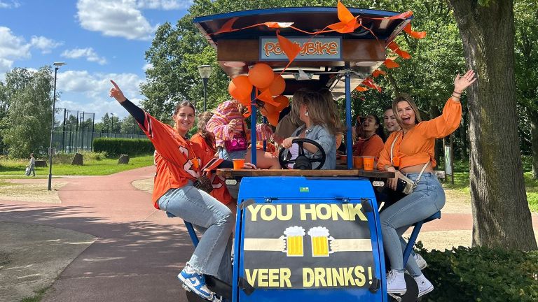 De Veldhovense Oranjefans (foto: Sterre Lubse).