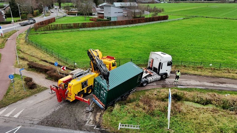 De container wordt overeind geholpen (foto: Toby de Kort/SQ Vision)