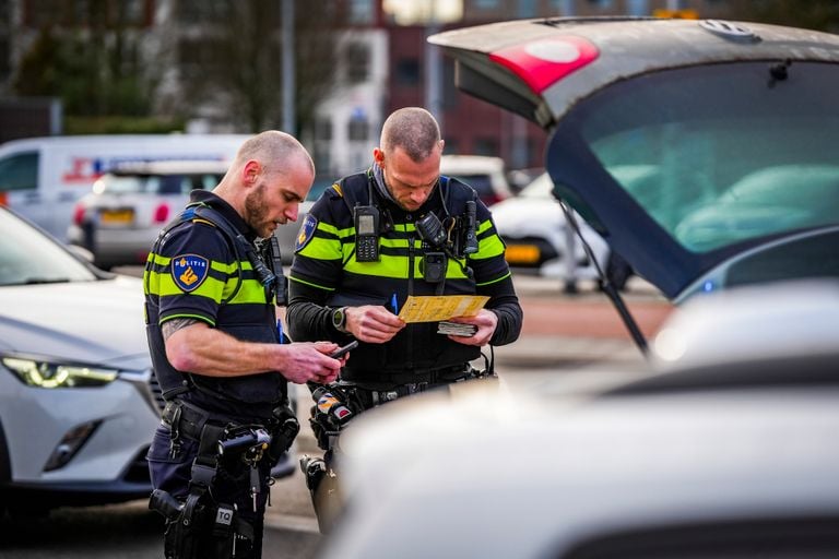 Politie rijdt nog een auto klem (foto: SQ Vision).