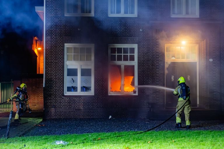 De brandweer bestreed de brand eerst aan de buitenkant (foto: Jack Brekelmans/SQ Vision).