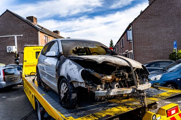 De uitgebrande auto werd afgevoerd (foto: Lucas Lammers/Persbureau Heitink).